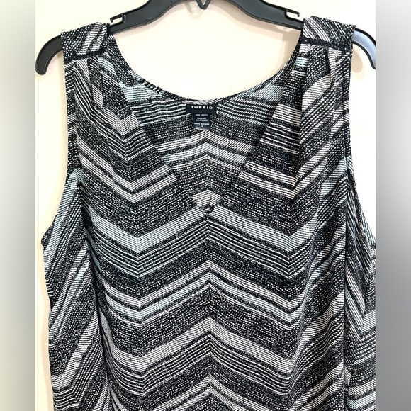 TORRID Women’s V Neck Sleeveless Chevron Georgette Hi-Lo Black Tank Size 2 - Picture 6 of 10